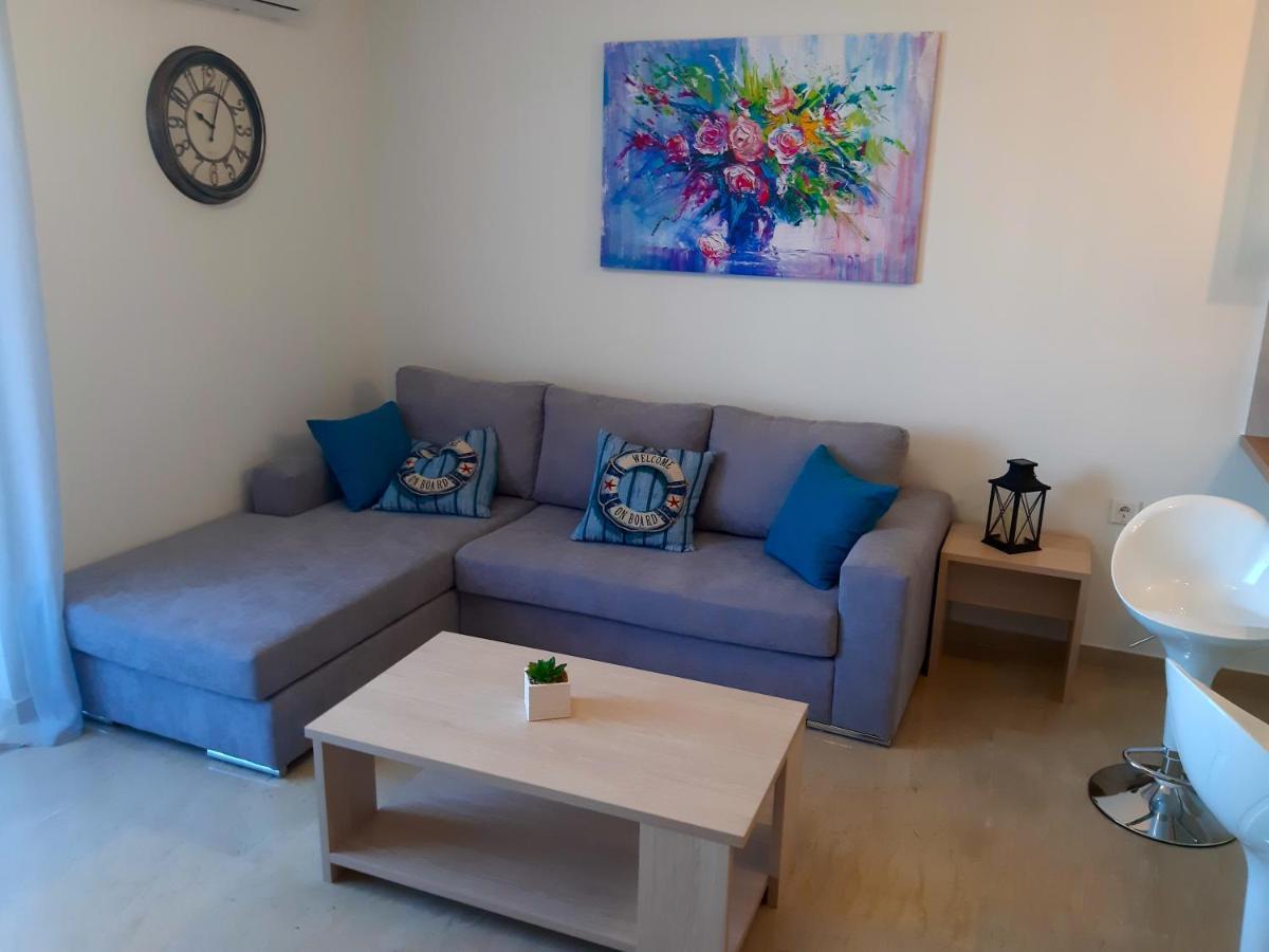 Central Apartment Near The Beach With Huge Private Terrace 루트라키 외부 사진