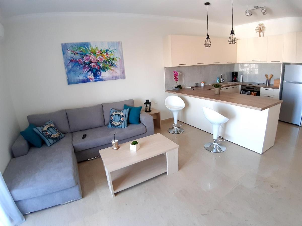 Central Apartment Near The Beach With Huge Private Terrace 루트라키 외부 사진
