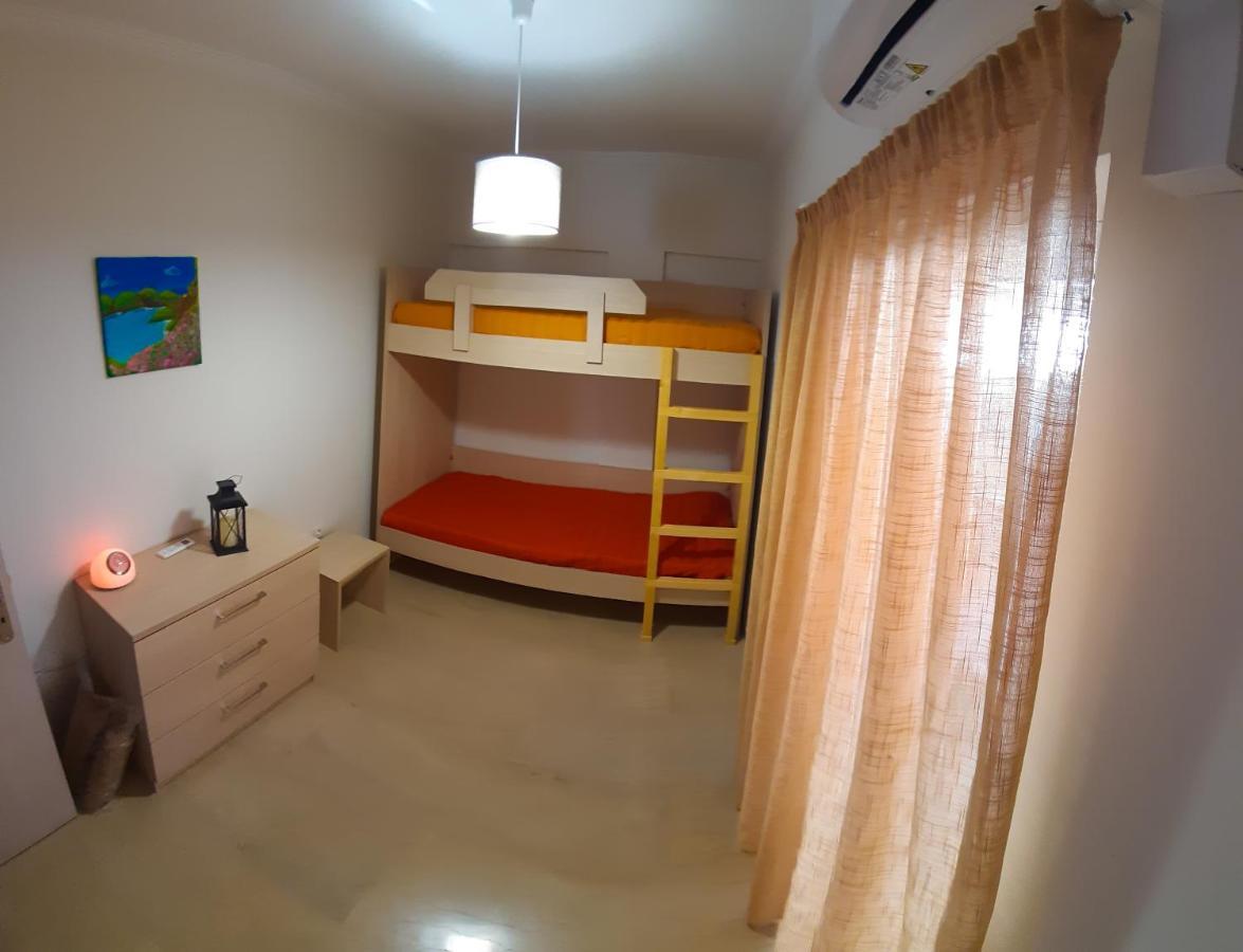 Central Apartment Near The Beach With Huge Private Terrace 루트라키 외부 사진