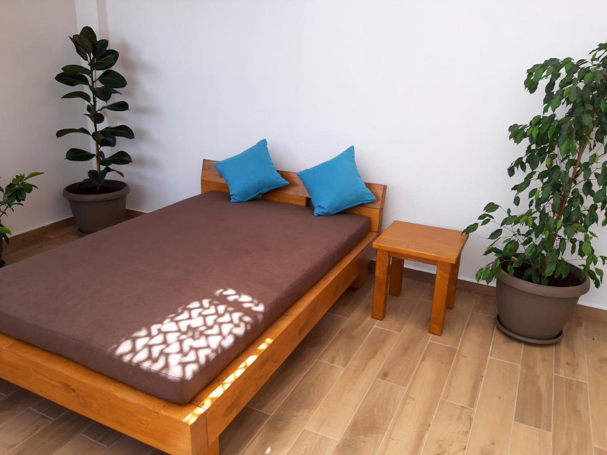 Central Apartment Near The Beach With Huge Private Terrace 루트라키 외부 사진