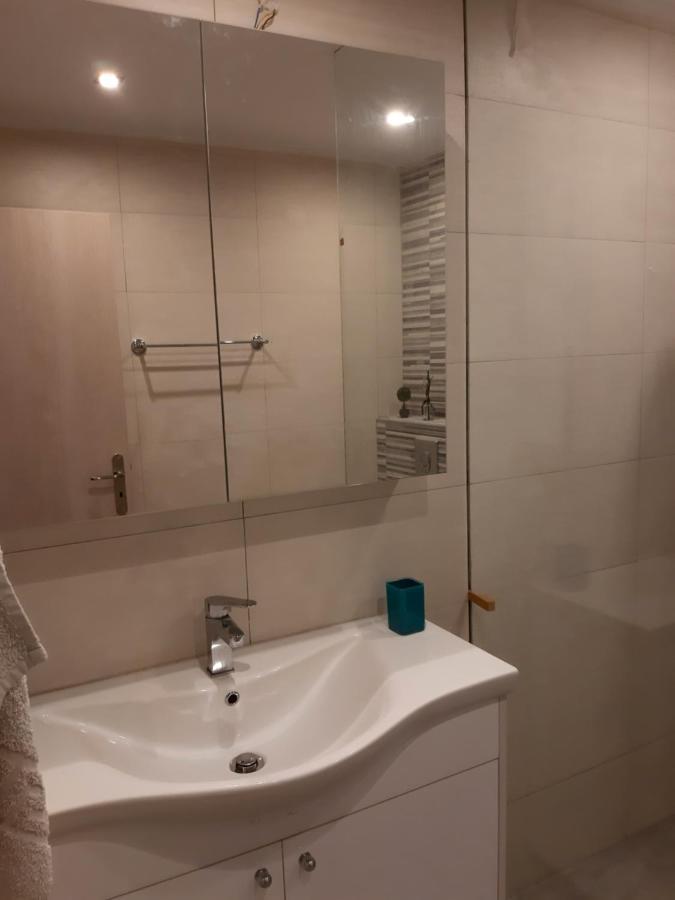 Central Apartment Near The Beach With Huge Private Terrace 루트라키 외부 사진