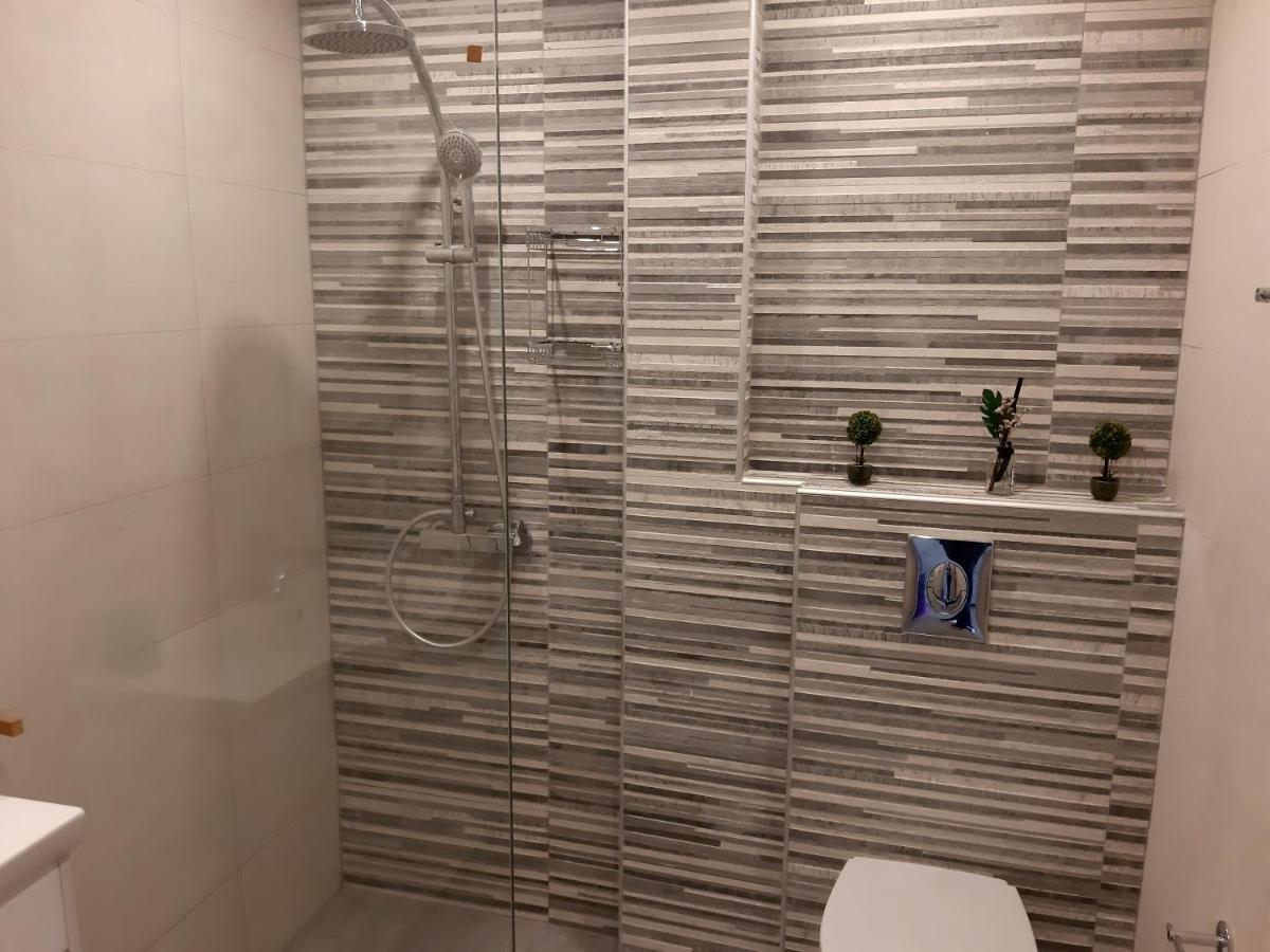 Central Apartment Near The Beach With Huge Private Terrace 루트라키 외부 사진