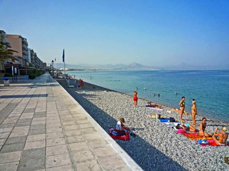 Central Apartment Near The Beach With Huge Private Terrace 루트라키 외부 사진