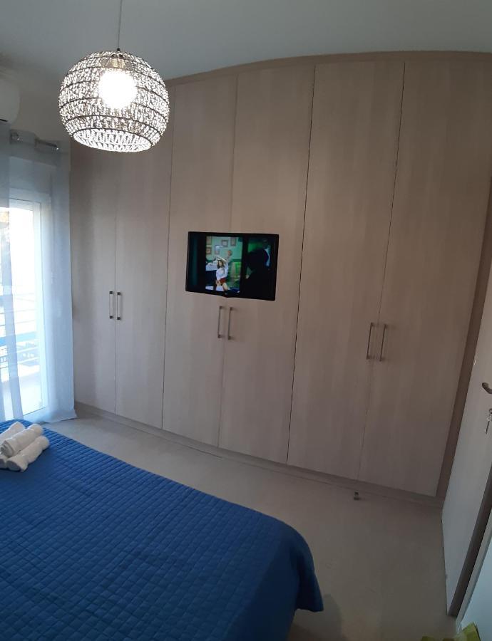 Central Apartment Near The Beach With Huge Private Terrace 루트라키 외부 사진