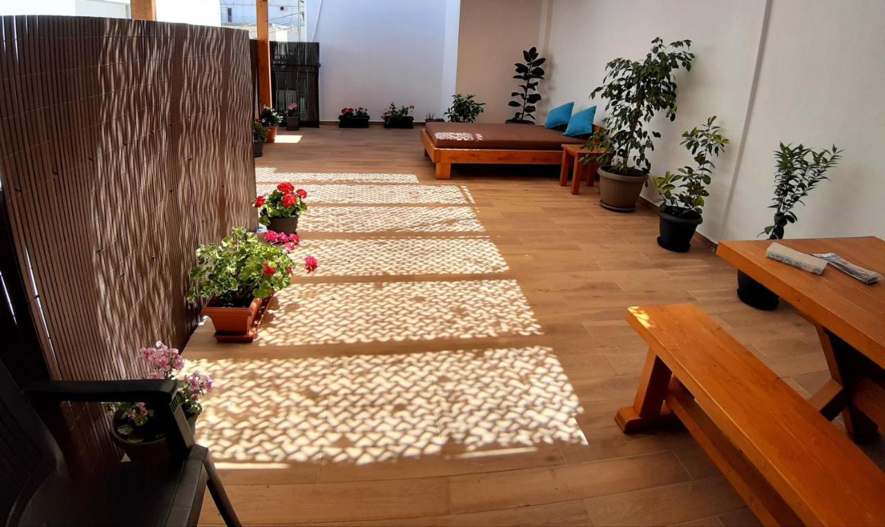 Central Apartment Near The Beach With Huge Private Terrace 루트라키 외부 사진