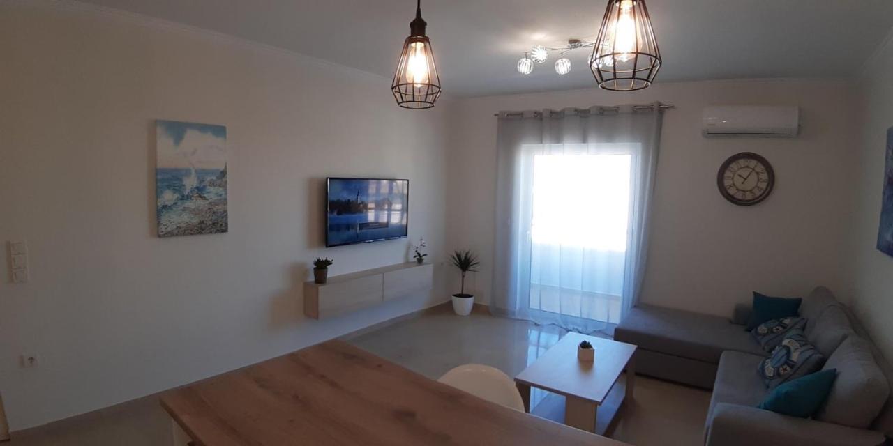 Central Apartment Near The Beach With Huge Private Terrace 루트라키 외부 사진