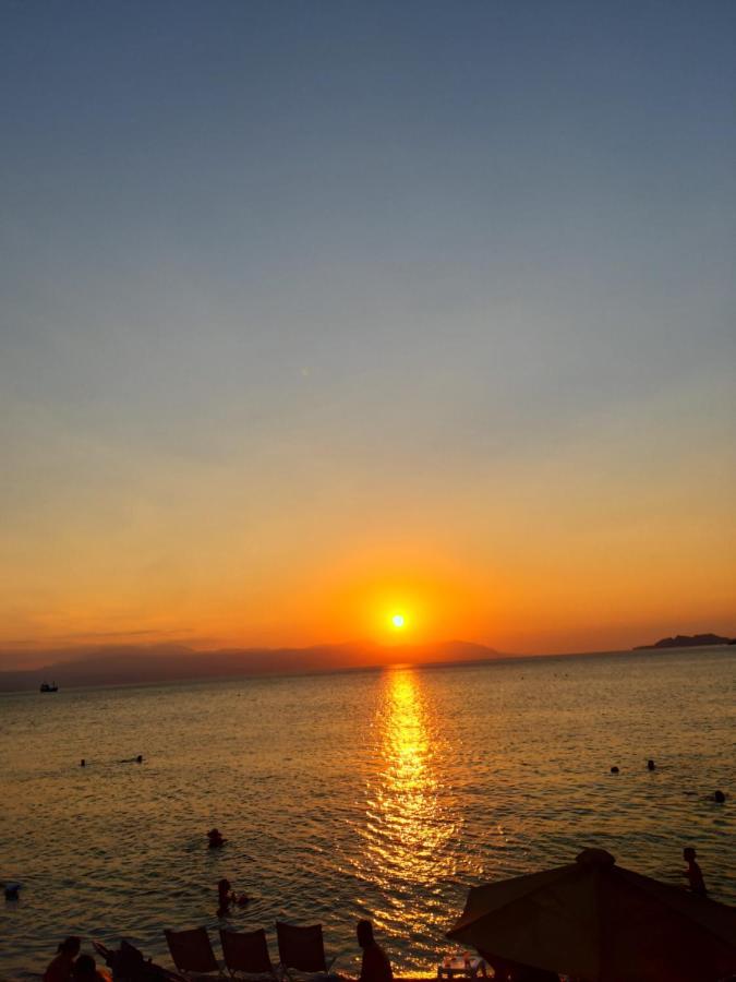 Central Apartment Near The Beach With Huge Private Terrace 루트라키 외부 사진