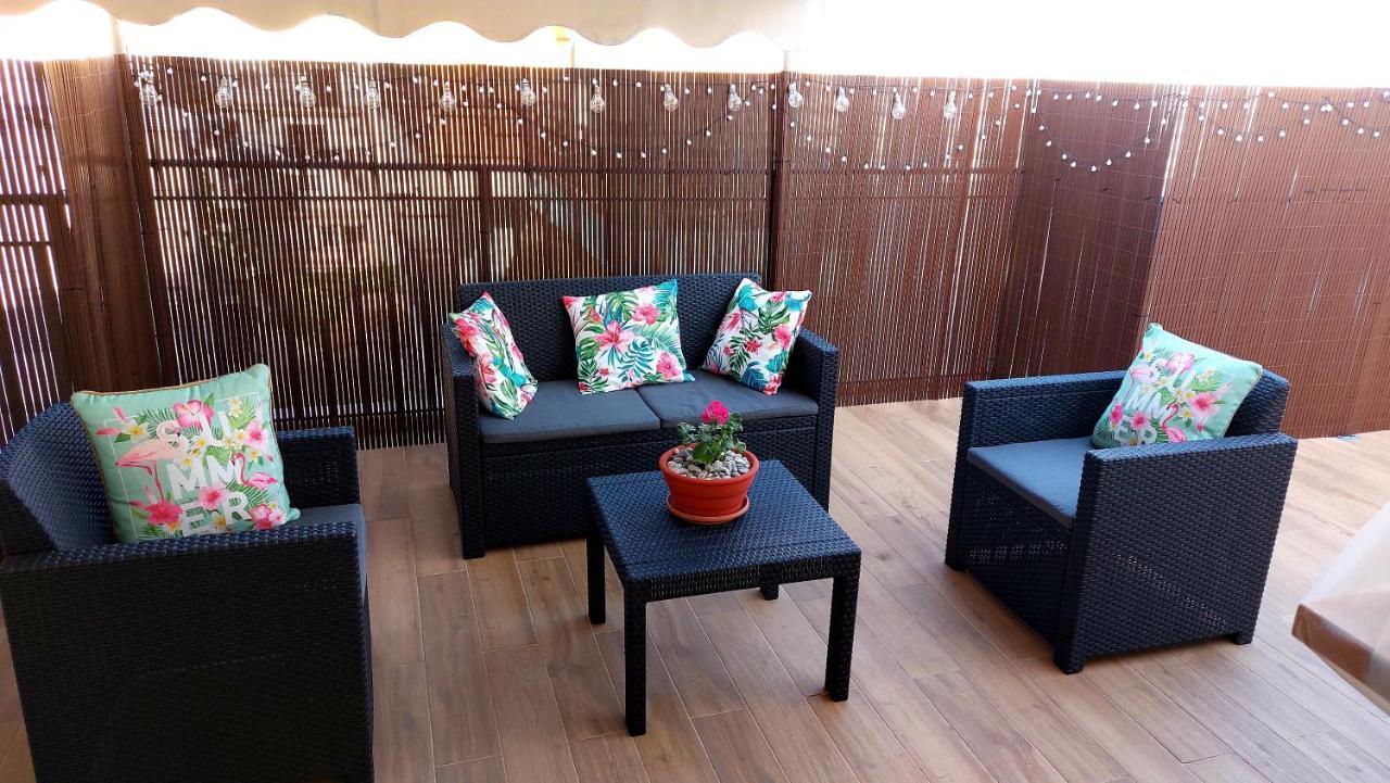 Central Apartment Near The Beach With Huge Private Terrace 루트라키 외부 사진