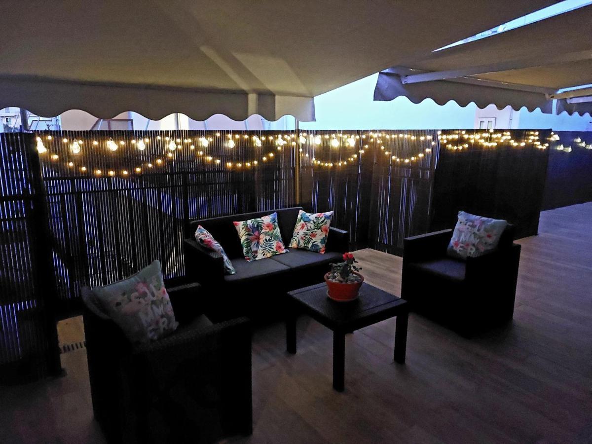 Central Apartment Near The Beach With Huge Private Terrace 루트라키 외부 사진