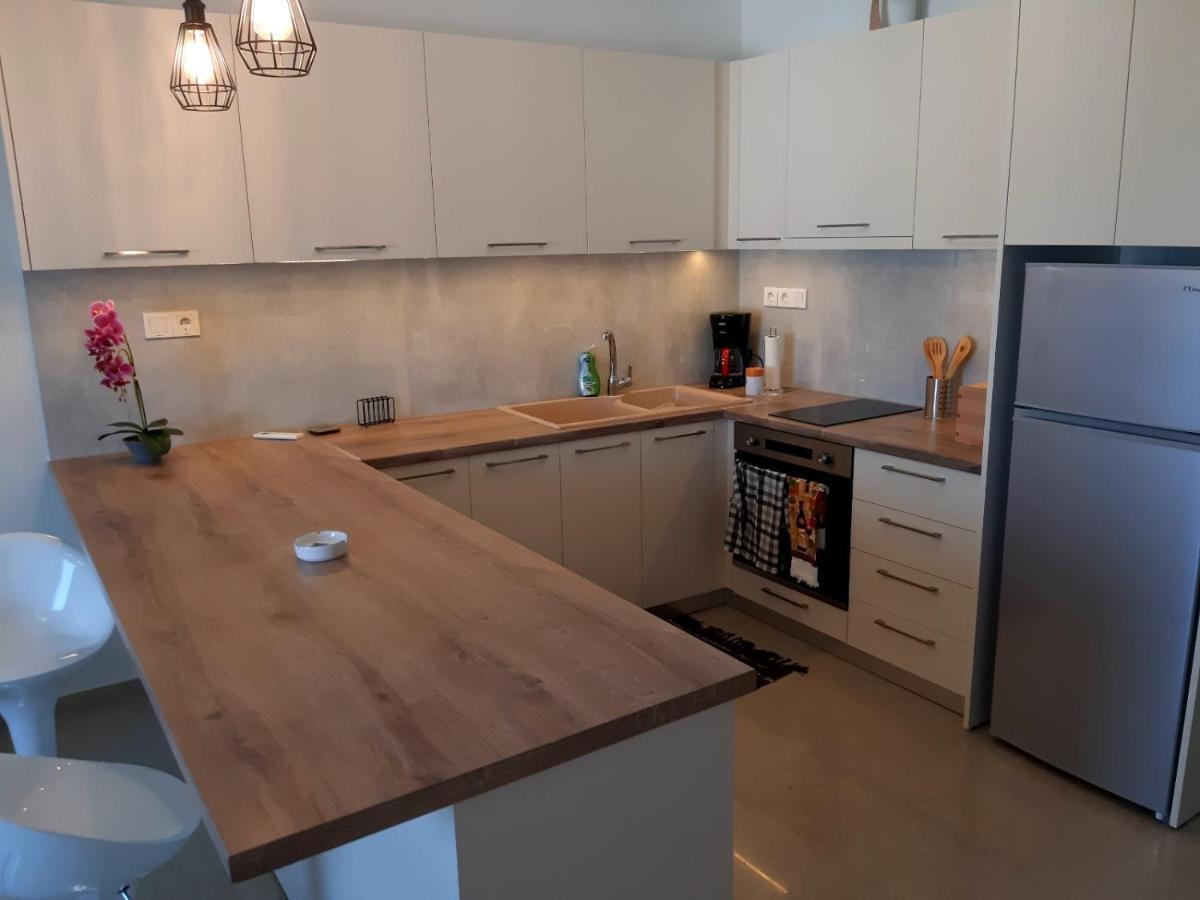 Central Apartment Near The Beach With Huge Private Terrace 루트라키 외부 사진