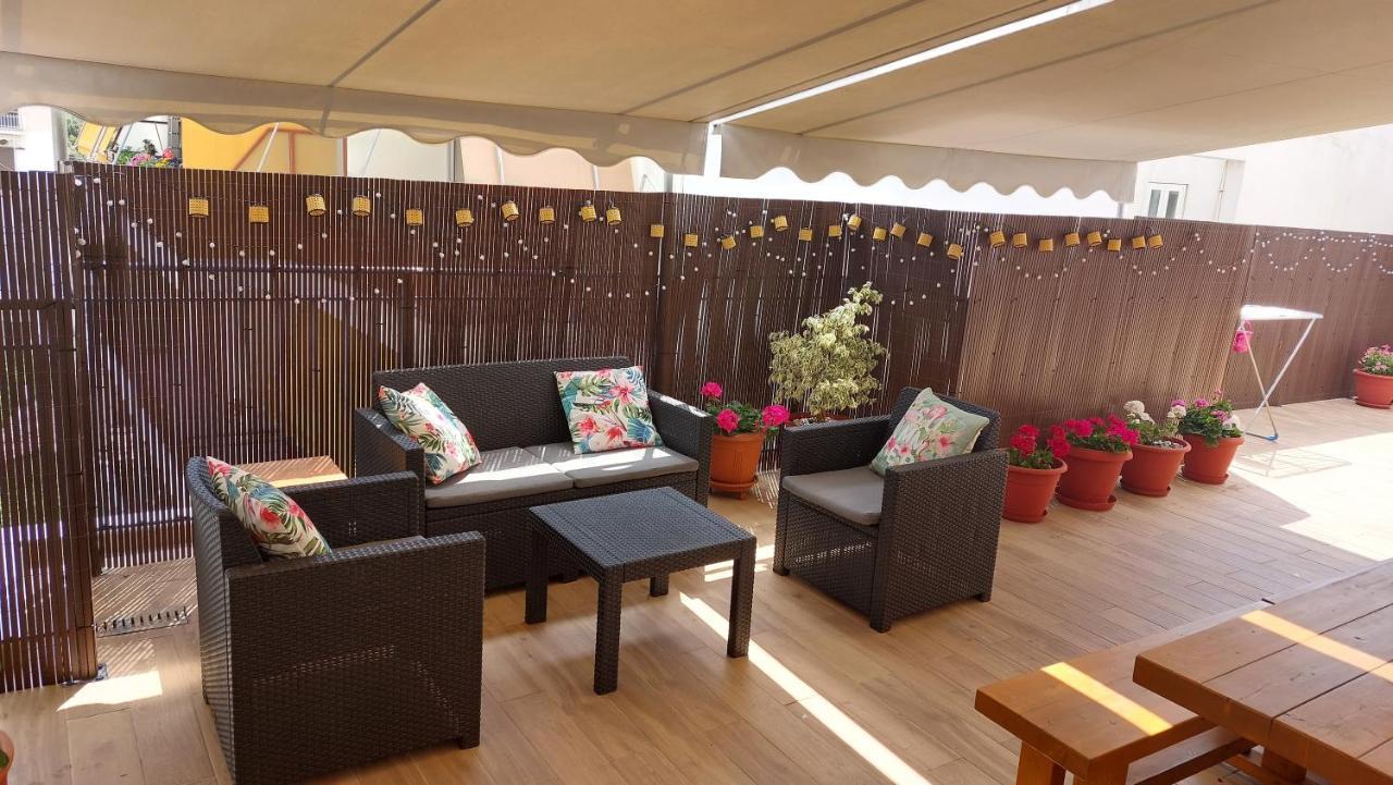 Central Apartment Near The Beach With Huge Private Terrace 루트라키 외부 사진